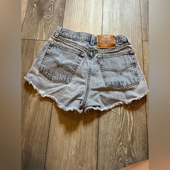 Levi’s Distressed High Rise Shorts Size 4 - Picture 3 of 6
